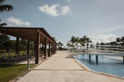 Stunning 2BR Beachfront Condo | Jacuzzi | Gym