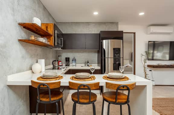 Stunning Boho Chic Condo Close to Downtown & Beach