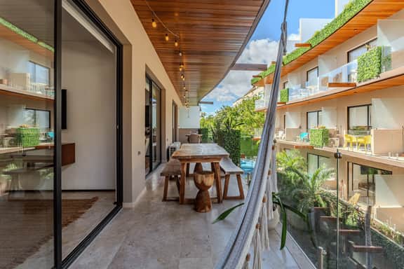 Stunning Boho Chic Condo Close to Downtown & Beach
