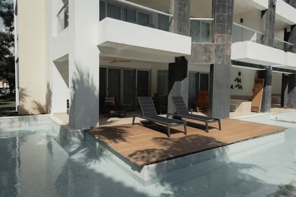 Stunning 2BR Beachfront Condo | Jacuzzi | Gym